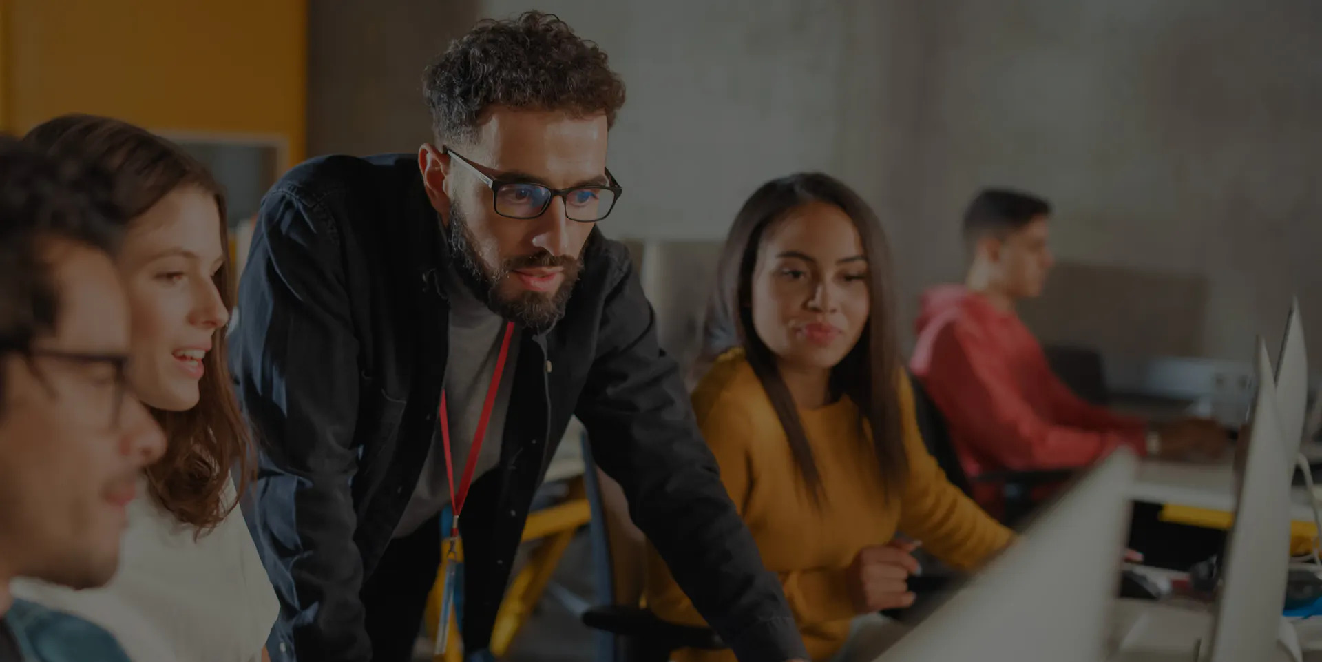 grupo de colaboradores reunidos en su area de trabajo