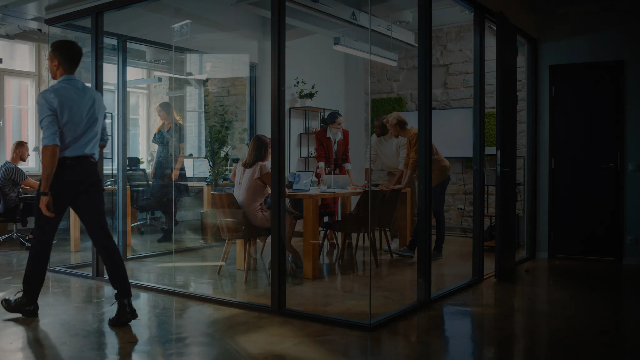 ejecutivos teniendo una reunion de negocios con un cliente