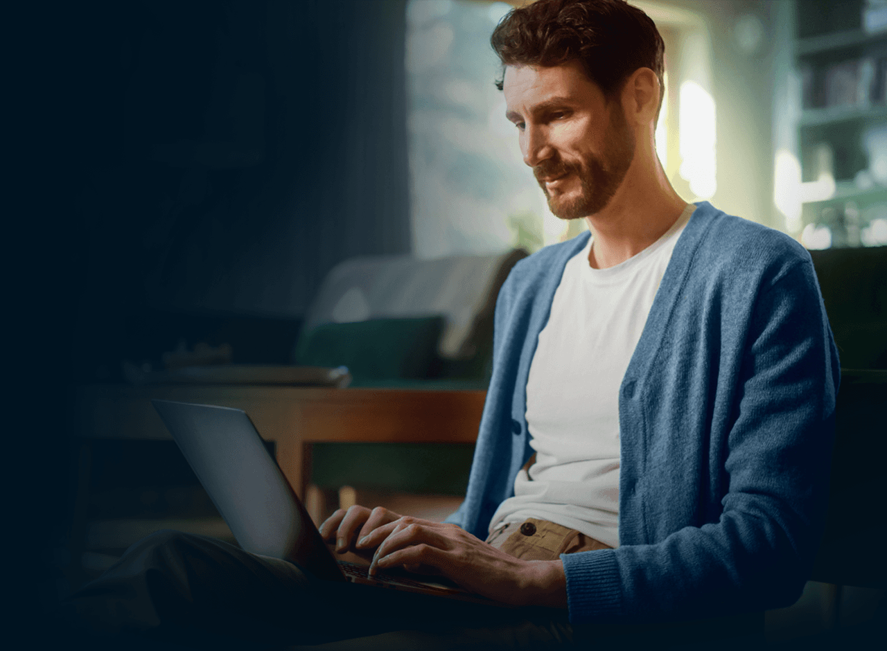 hombre concentrado trabajando en su laptop