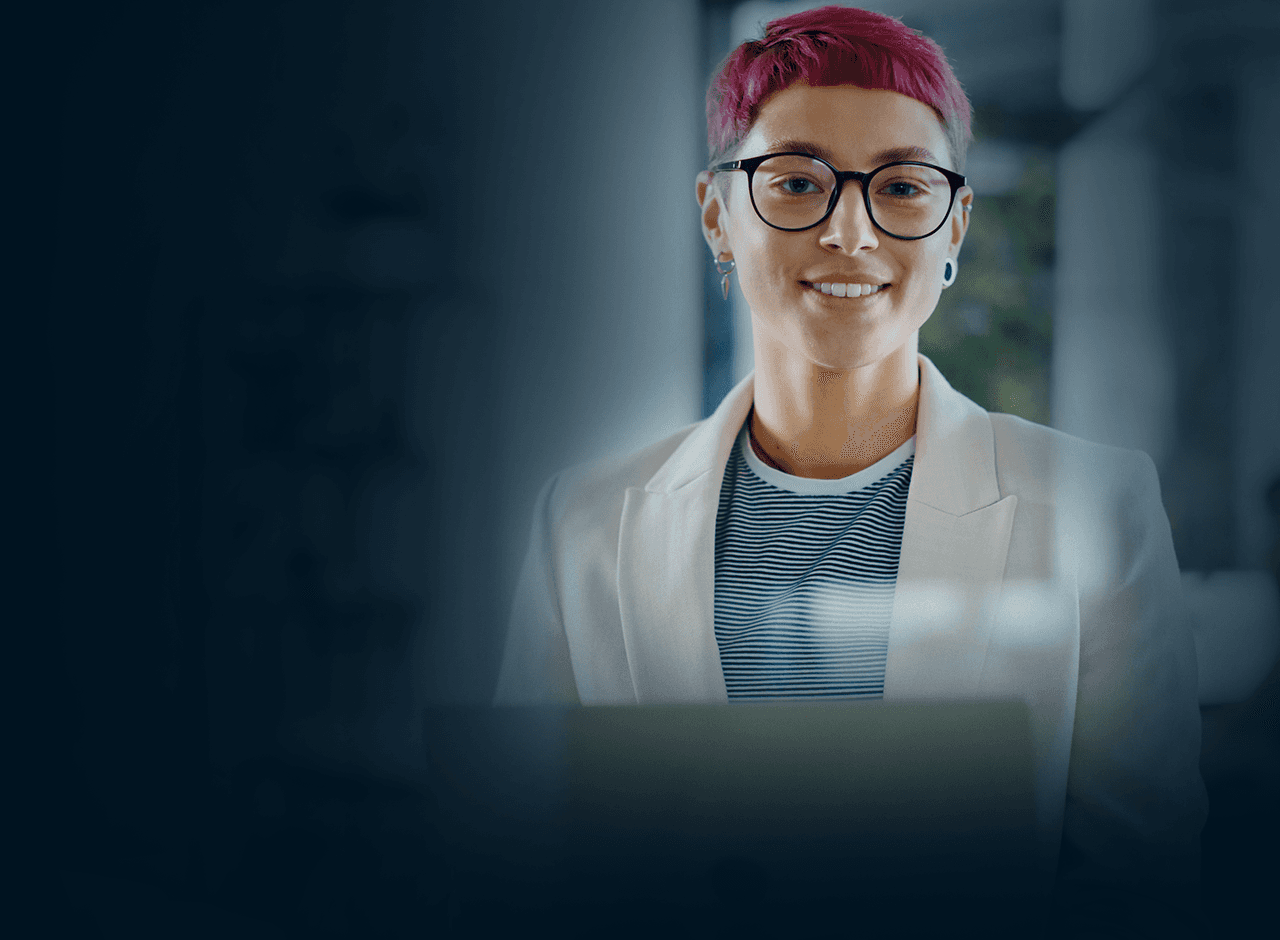 empleada joven sonriendo