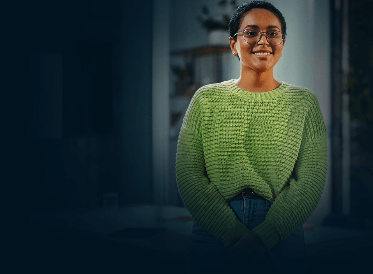 mujer trigeña sonriendo en su area de trabajo
