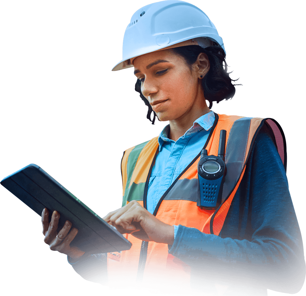 empleada de construcion viendo su tableta