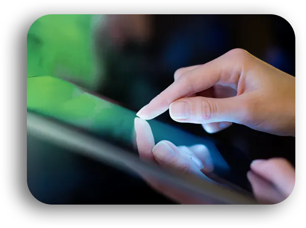 locutora con audifonos hablando frente al microfono