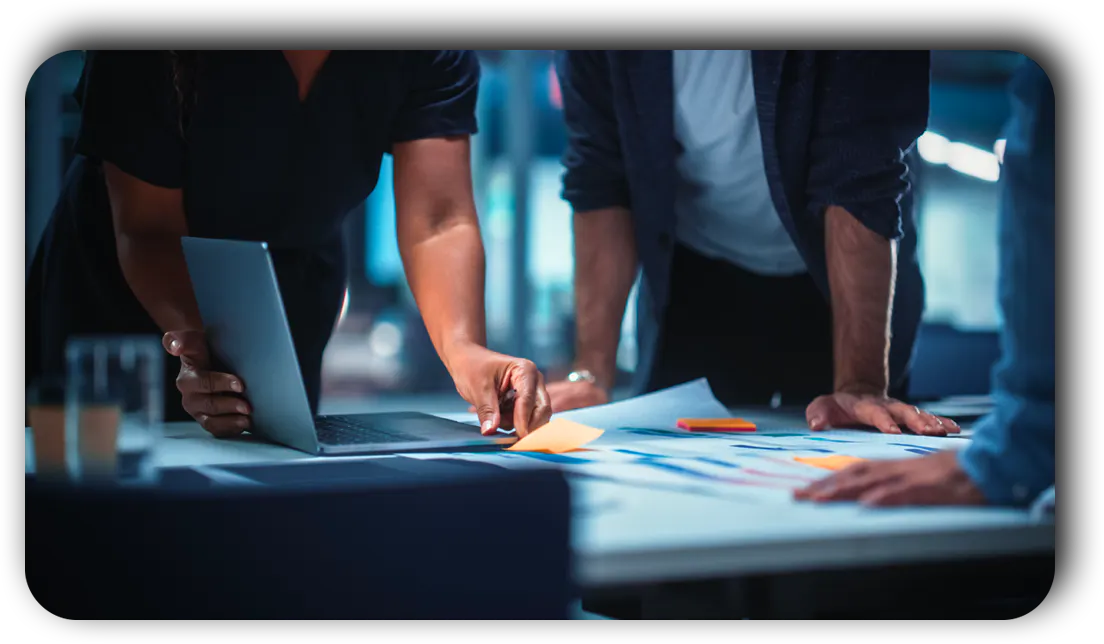 Socios de negocios revisando un plan en la mesa de trabajo