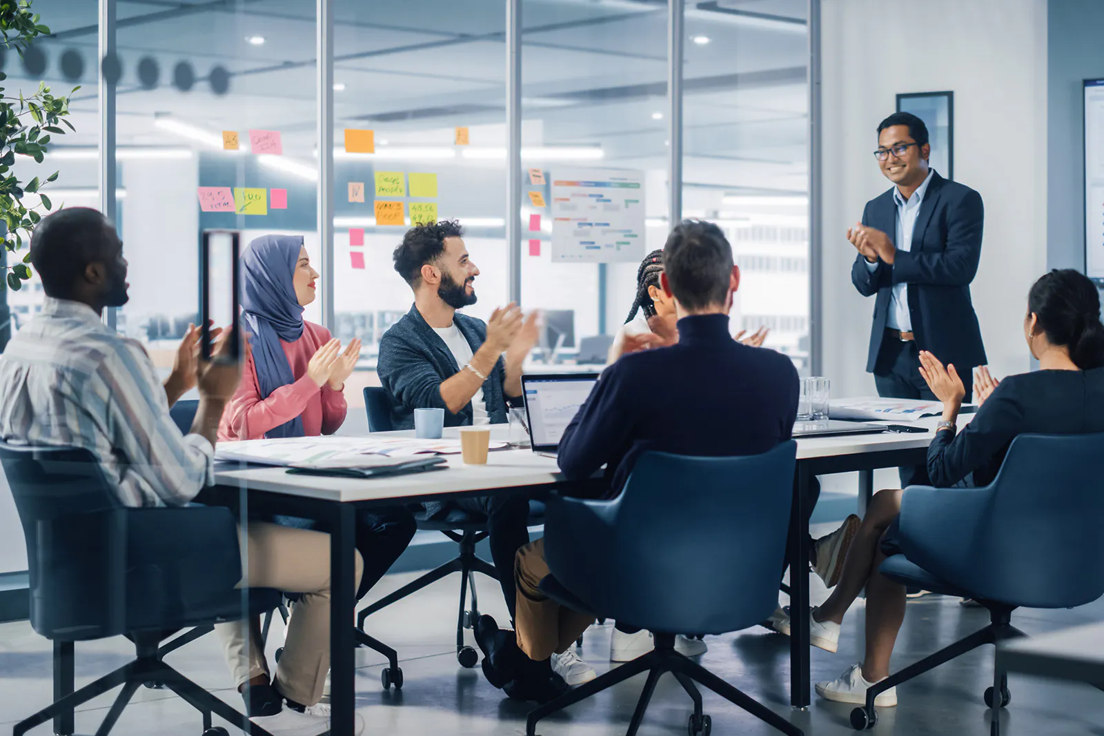 reunion de empleados en sala de juntas