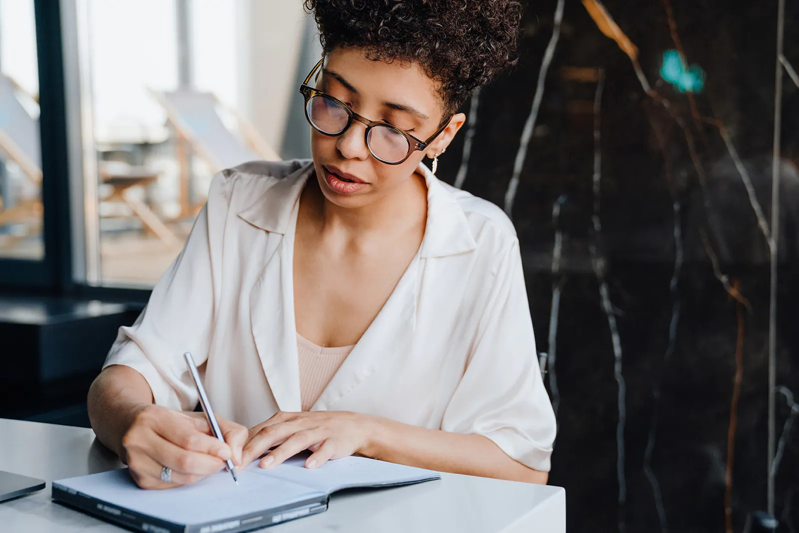 trabajadora realizando apuntes en su agenda