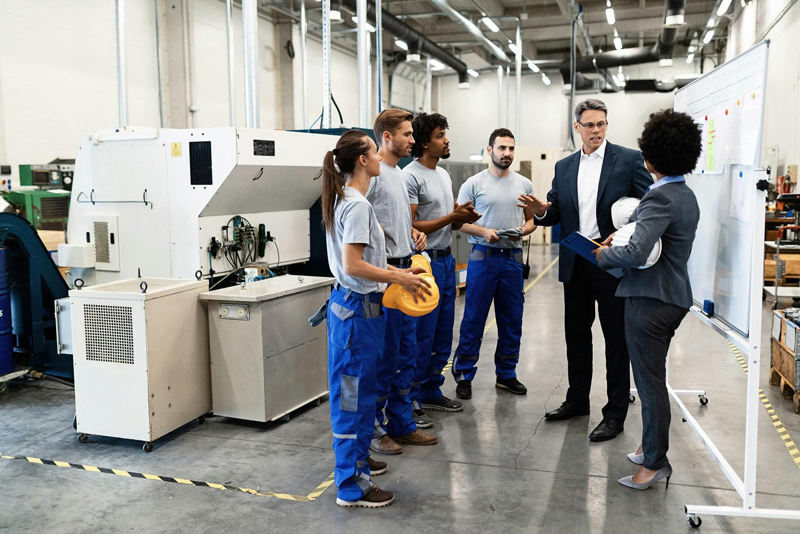 Supervisor teniendo una reunion con colaboradores