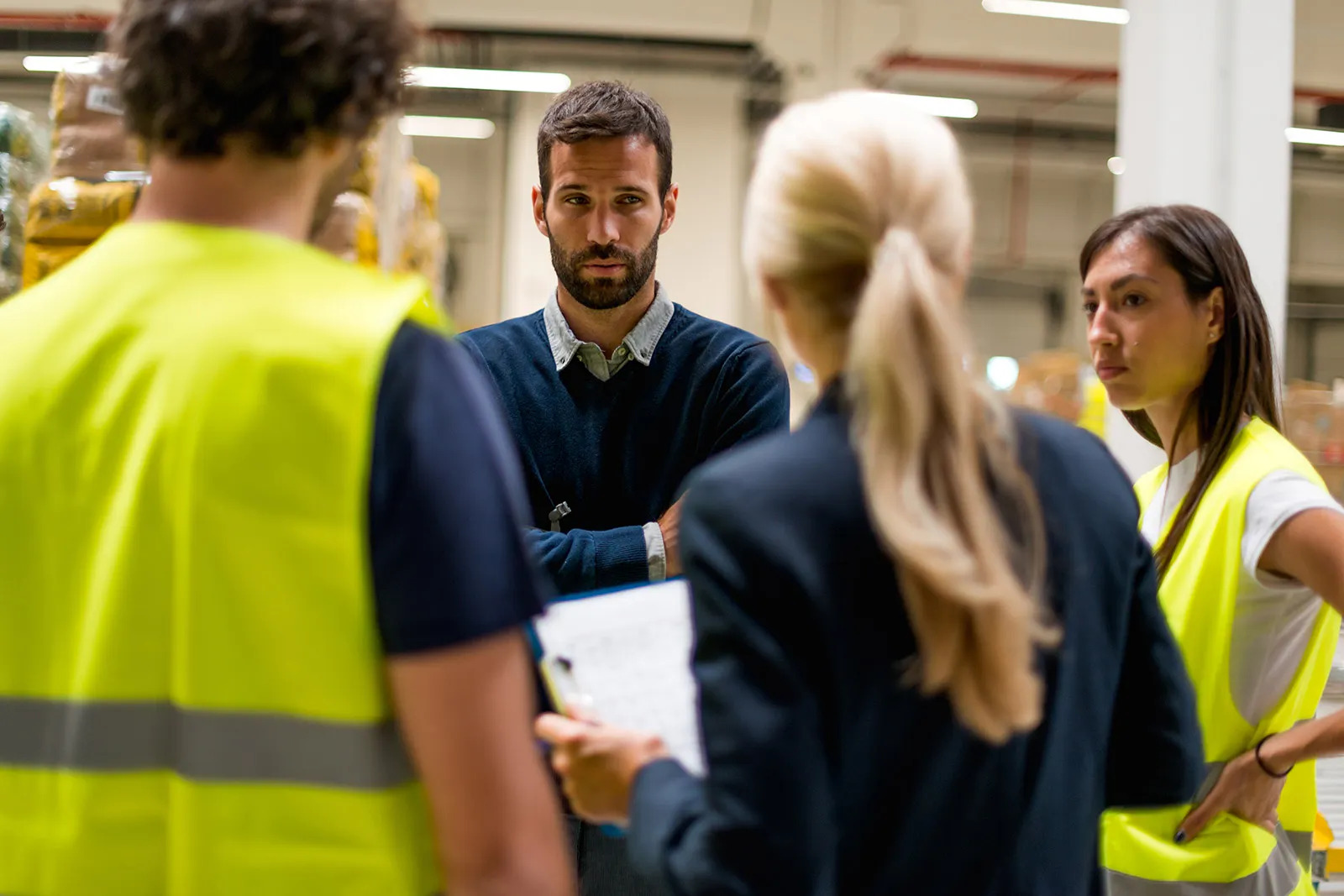 colaboradores teniendo una conversacion intensa