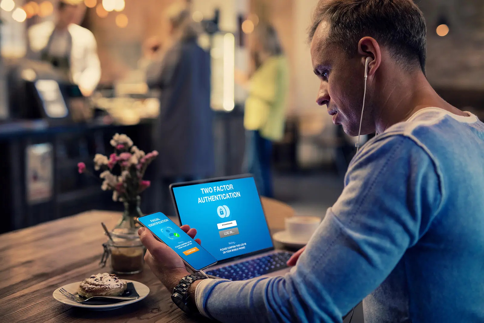 hombre inicia secion con 2 factores de autenticacion atravez de su mobile.