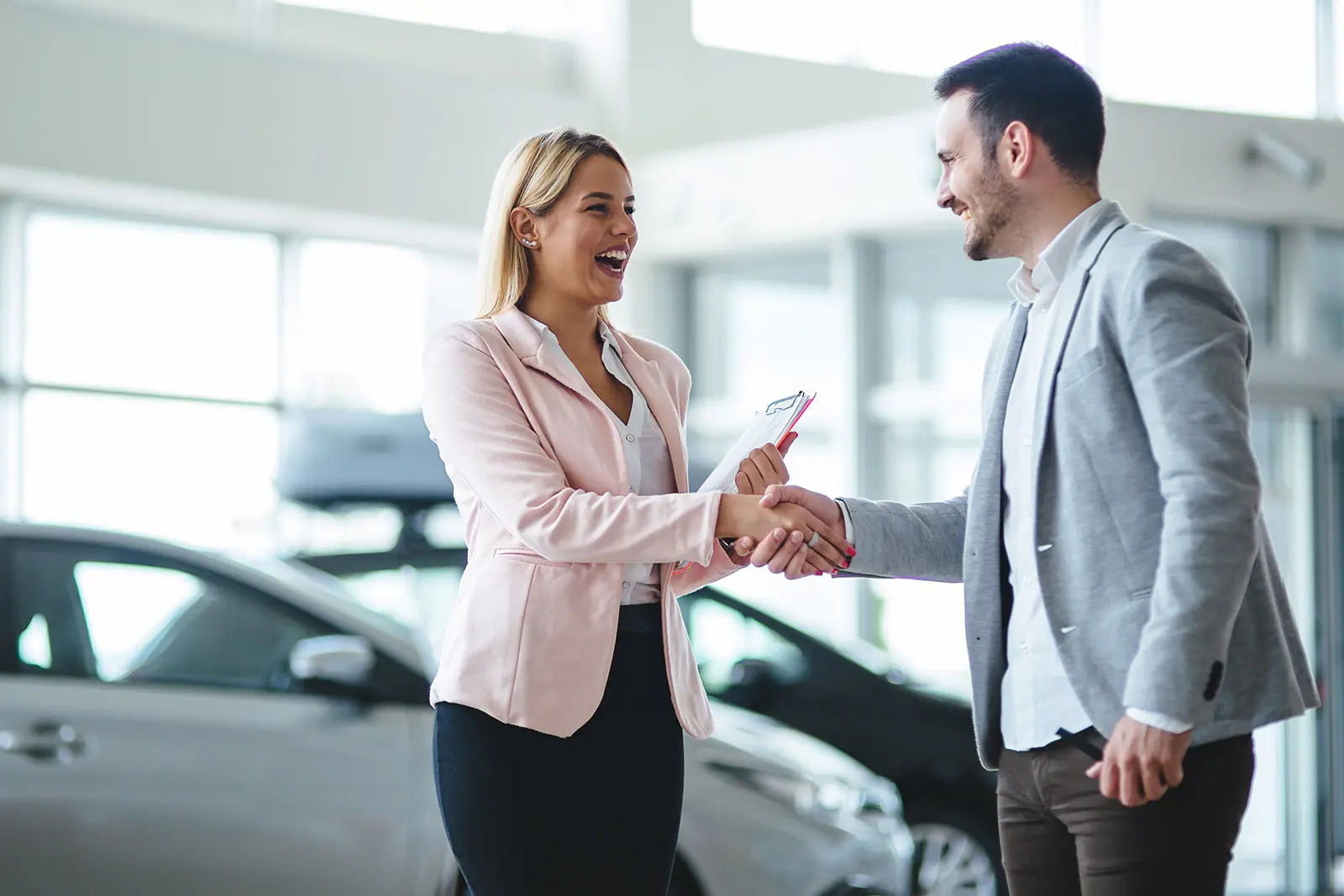 ejecutiva de ventas finaliza un trato con cliente.