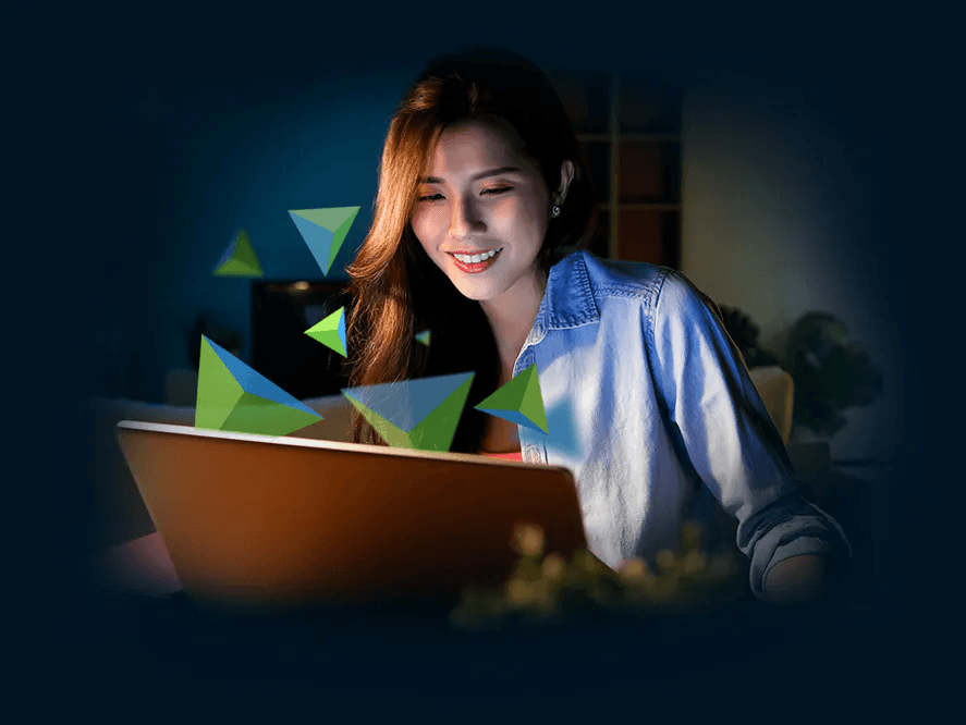 chica frente a la pantalla de una laptop