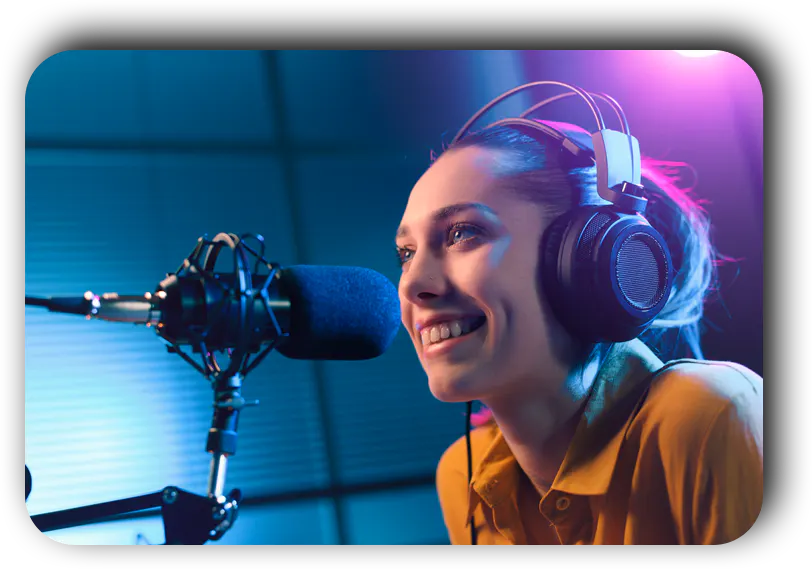 locutora con audifonos hablando frente al microfono